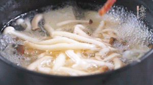 依次放火腿、豆腐，加水大火燒開，小火燉煮20分鐘，出鍋前撒上蔥花即可。