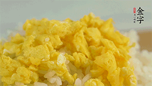 將雞蛋碎、西蘭花碎和放涼的米飯混合，用少許鹽、橄欖油調(diào)味。