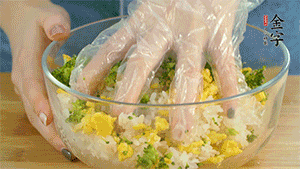 將飯團用手搓捏成圓球狀。