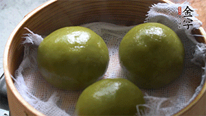 青團(tuán)上沸水鍋中蒸10分鐘即可。