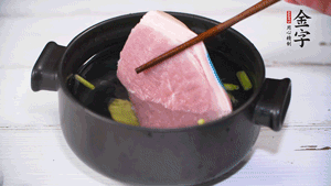 整塊豬肉，加蔥、姜片、料酒焯水。