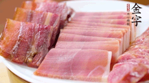 擺盤后鋪上老豆腐，淋點(diǎn)料酒，灑點(diǎn)白糖上鍋蒸20分鐘。