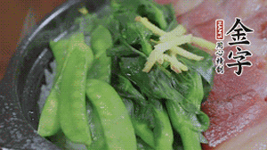 燜好的米飯開蓋，放入菜心、荷蘭豆，澆上調(diào)味汁拌勻。