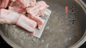 剁成塊狀的排骨洗凈，放入沸騰的鍋中，加姜片汆燙，2分鐘后撈出備用。