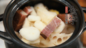 加水沒過食材，加料酒大火煮沸后，再小火燉煮1小時。（如果沒有砂鍋小火燉煮，用電飯煲的煮湯功能、高壓鍋也是可以的。）