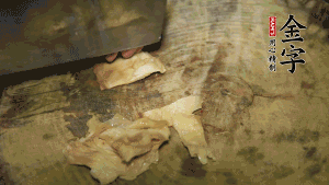 加適量溫水淹沒食材，大火燉至水沸后再小火慢燉1小時(shí)，出鍋前10分鐘加枸杞。（焯過水后的豬蹄不應(yīng)再用涼水，用溫水燉煮更容易軟爛。也可以用高壓鍋或者有煲湯功能的電飯煲，省時(shí)又便于入味。）
