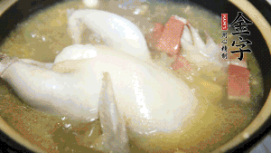 煮沸時加入蟲草花、香菇、紅棗，以料酒調(diào)味繼續(xù)小火燉煮1小時左右。