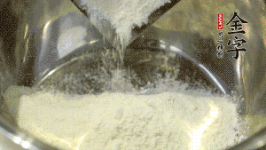 【油皮】1．將油皮材料放入料盆中，緩緩加100ml水，攪拌成雪花片狀。在案板上反復揉搓成有一定筋度的光潔面團，搓成12個團子。