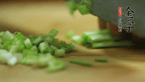 小蔥切成蔥花。