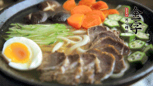 最后，將所有食材都擺到面碗上，呈現(xiàn)美美的視覺(jué)就可以了！