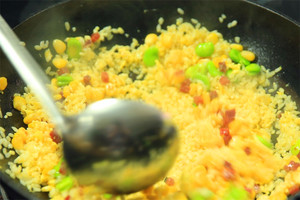 然后加入炒好的食材混合均勻，炒熟即可。出鍋前加少許黑胡椒、鹽和蔥花就可以啦?。?！