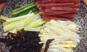 黑木耳泡發(fā)，黑木耳、韭黃、雷筍、青椒切成絲。