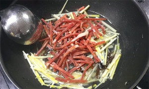 火腿絲、筍絲、黑木耳絲汆水后，瀝干。