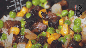 出鍋前加蠔油、生抽調(diào)味，撒點(diǎn)熟白芝麻即可。