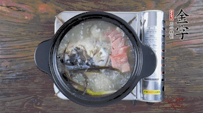 放豆腐、海鮮菇繼續(xù)中小火煮5分鐘。