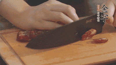 金字土香腸切片，香菇切丁。