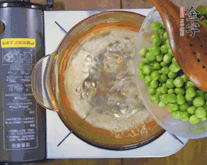 豌豆粒焯水30秒，過(guò)涼水。