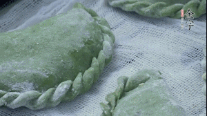 【制作】2.蒸架上墊浸濕的屜布，再放上清明果，大火蒸10~15分鐘，完成，出鍋啦！