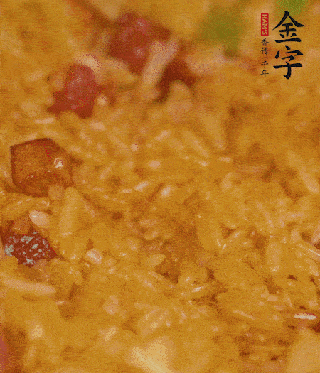 放一撮鹽、生抽少許，倒入炸好的芋頭。最后撒蔥花、蒜末翻炒均勻。