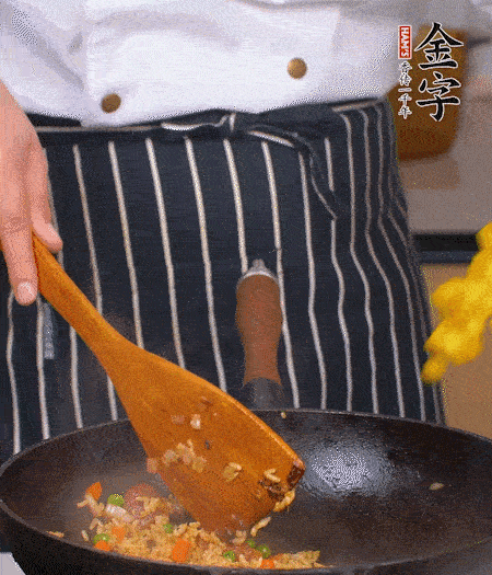 加咖喱塊、少許鹽、白糖調(diào)味，炒至咖喱塊融化后，倒米飯，翻炒至每粒米飯都包裹上咖喱，再放黃椒、青椒粒，出鍋前加菠蘿粒和小蔥翻拌均勻。