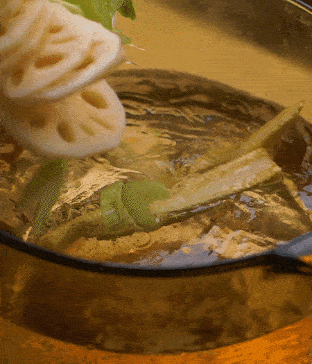 把玉米筍（對半切開）、西芹（切斜片）、蓮藕（切片），放入開水鍋內(nèi)，加點少許鹽、油，汆燙2分鐘。