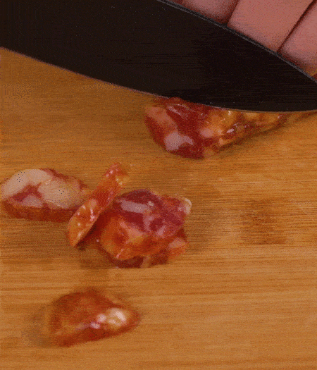 香腸切薄片。