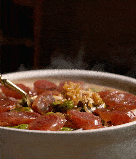 用生抽、白糖、蠔油、芝麻油調(diào)個汁，淋汁、攪拌、開吃。