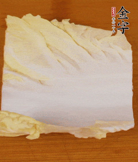 一片白菜一片淡火腿交替疊起，疊個(gè)兩三層放進(jìn)鍋內(nèi)，直到塞滿鍋。