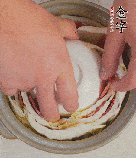 寬度剛好是鍋的高度?？垡粋€(gè)小碗更有助于幫助造型。