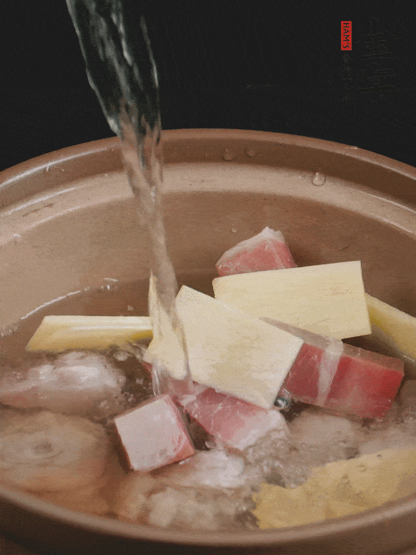 雞塊、火腿、姜片加適量料酒、清水燉80分鐘。