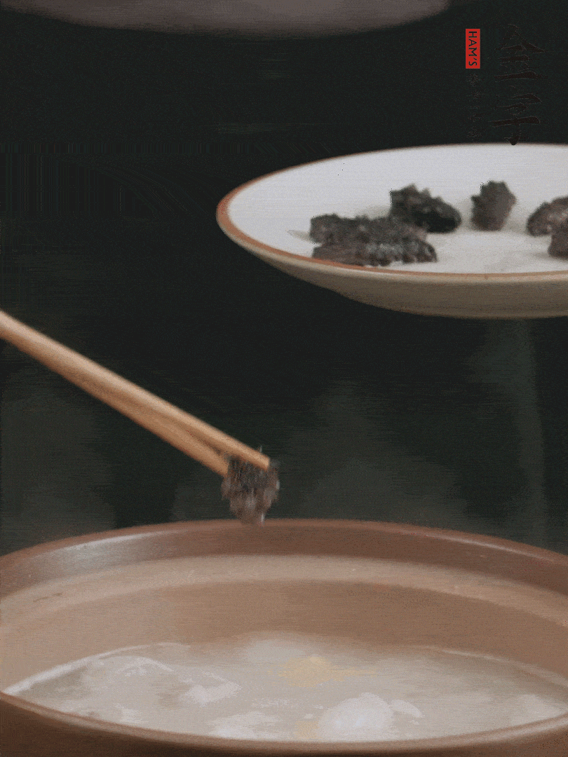 期間雞湯燉到80分鐘時(shí)，加小海參再燉10分鐘。