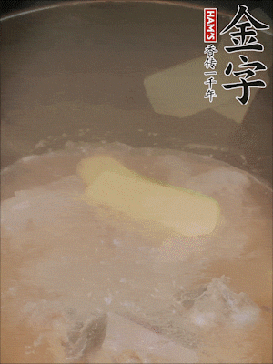 排骨洗凈，加生姜、黃酒焯水，溫水洗凈備用。