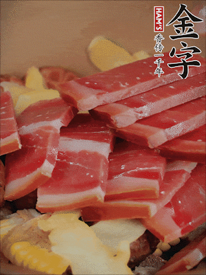 除鮑魚(yú)外的所有材料放進(jìn)鍋里，加清水、姜、黃酒，大火燒開(kāi)，轉(zhuǎn)小火煲90分鐘。