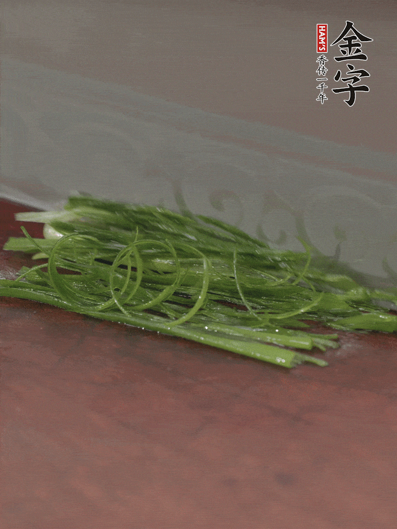 生姜切薄片，紅椒切細(xì)絲，小蔥蔥綠切細(xì)絲，泡入冰水中保持新鮮。