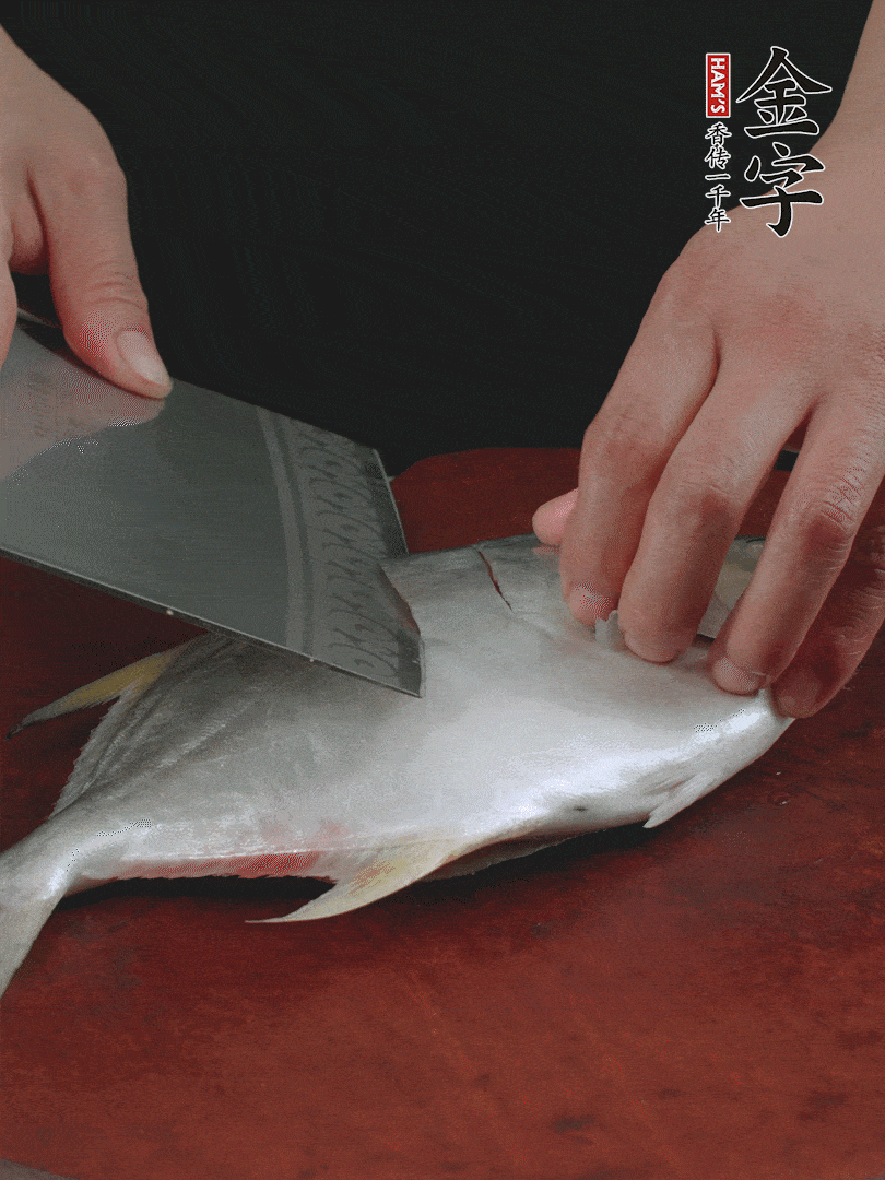 處理干凈銀鯧魚1條，表面斜刀切出花刀。
