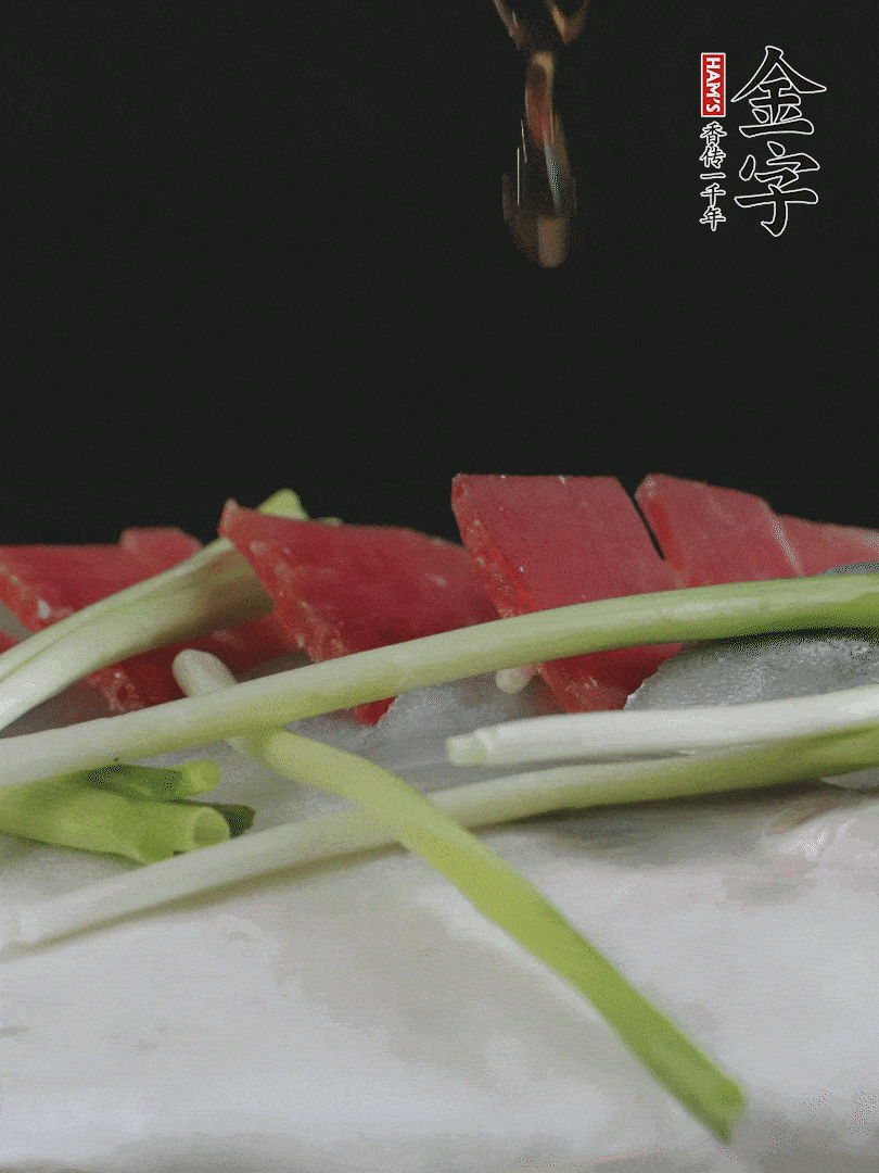 蔥白置于魚身，放適量豌豆，淋上花雕酒。