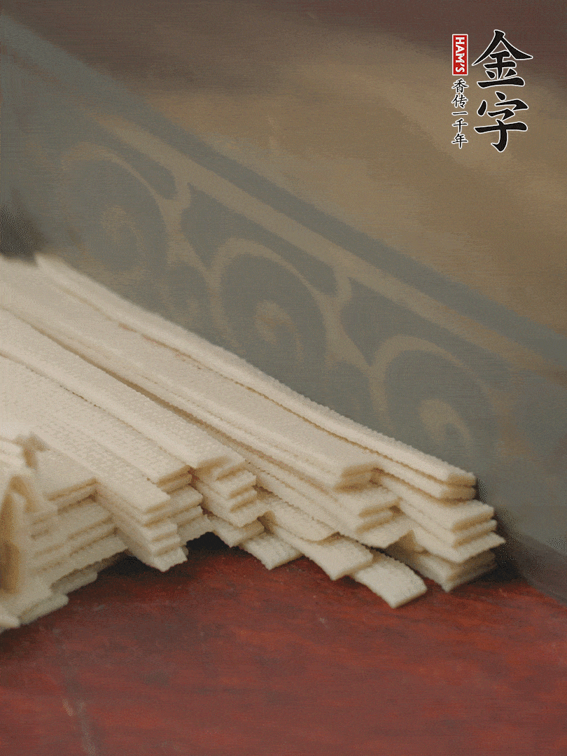 燉火腿期間，千張切細(xì)絲，白蘿卜去皮切細(xì)絲，蒜葉切細(xì)丁。