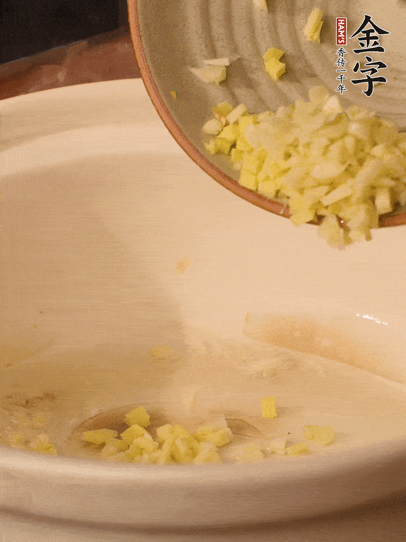 熱油下鍋，姜爆香。下冬瓜略微翻炒。