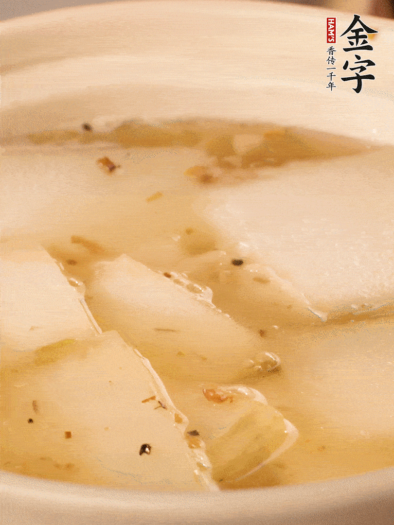 加入適量清水，再放咸肉，淋點(diǎn)黃酒添味。