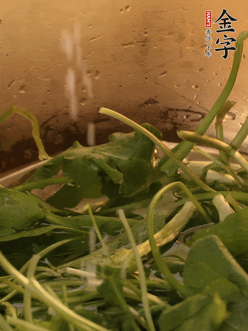薺菜去掉根部，加小蘇打、鹽熱水沸騰燙軟。