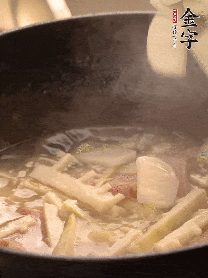 加一點開水后，放年糕燜2分鐘至軟。