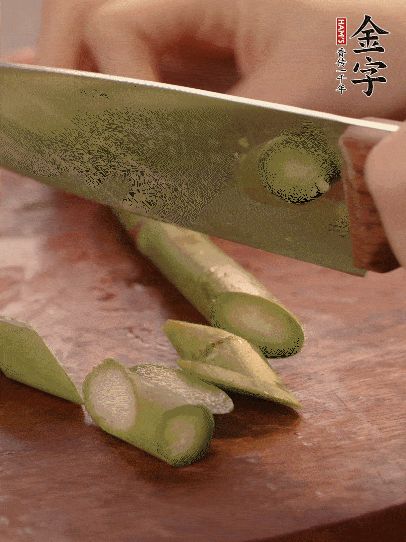 蘆筍去掉底部老的部分，斜切成段。白玉菇去掉根部，日本豆腐切成圓厚片。
