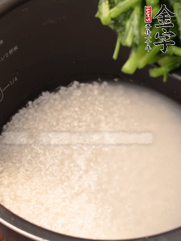 茼蒿、香腸放入浸泡好的大米，水沒過大米半指煮熟。