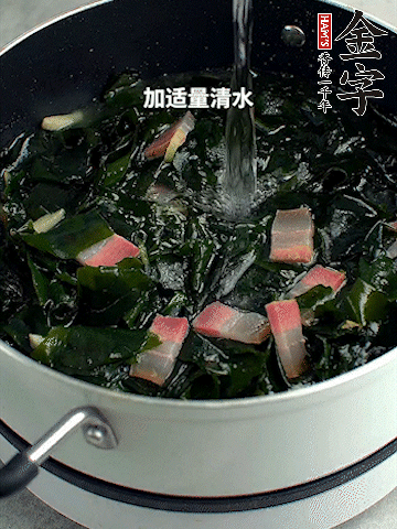 放入泡發(fā)好的裙帶菜翻炒一下，加適量清水燉煮。
