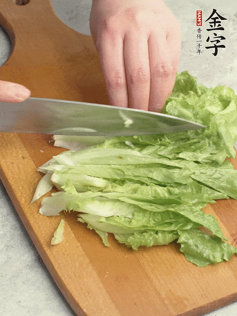 胡蘿卜、生菜、黃瓜切絲。