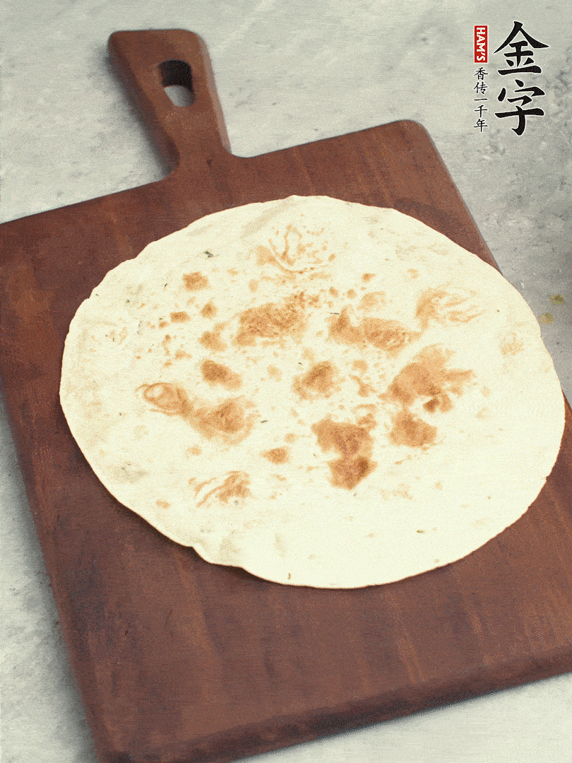 食材依次鋪在卷餅皮上，卷起來。