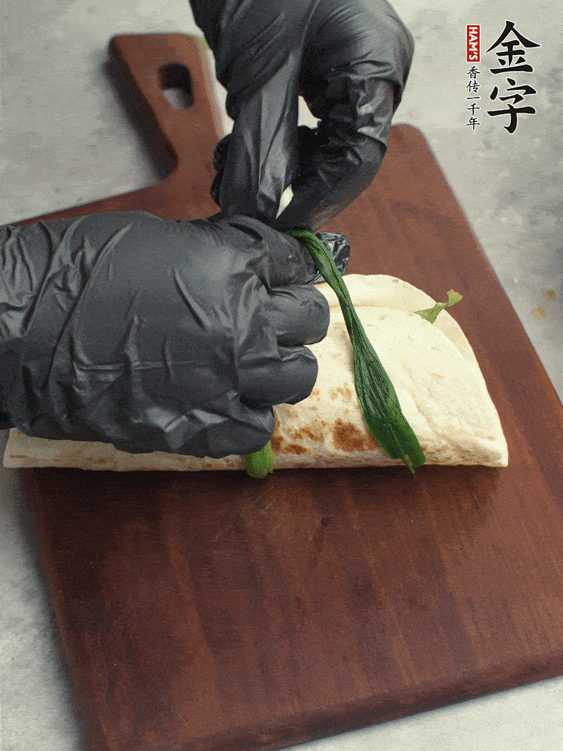 用焯過水的小蔥打結(jié)。
