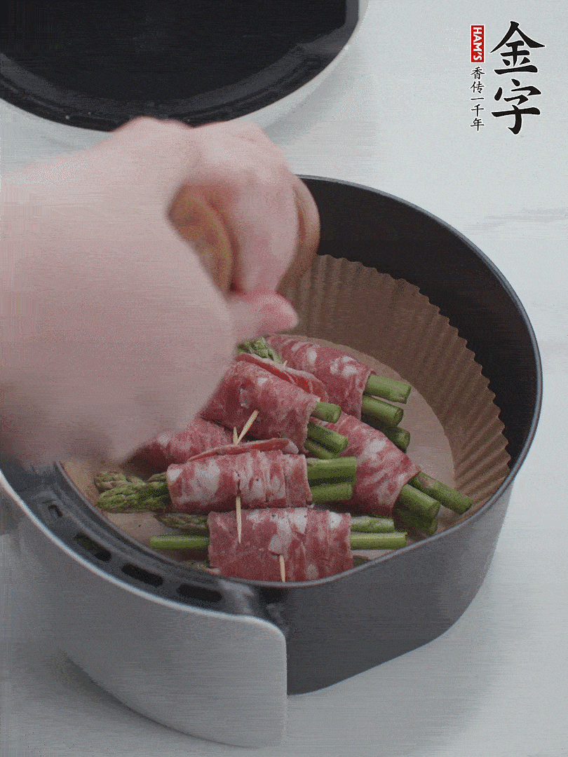 在培根卷上撒點黑胡椒碎。