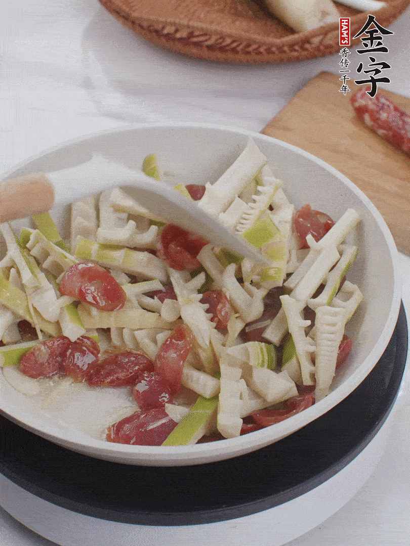下春筍翻炒均勻，一小撮鹽調(diào)味。