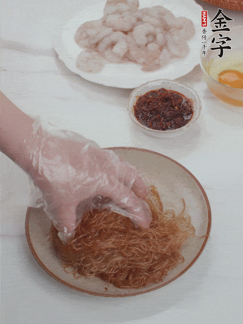 粉絲泡軟后，入沸水煮10秒，撈出后加1/2勺老抽、1/2勺食用油挑松。